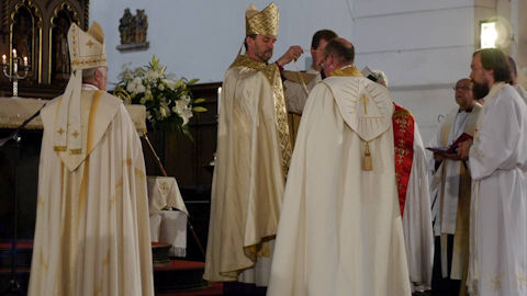 Archbishop Vanags presents Hans Jönsson with the pectoral cross of a bishop. (Photo: Rihards Rasnacis).