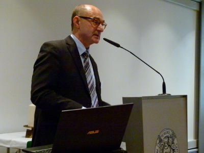 Dr. Werner Klän addresses the convention.